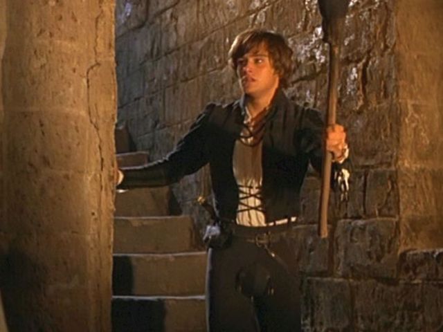 Romeo and Paris fight.