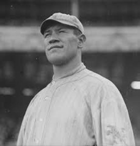 Jim Thorpe starts baseball and football