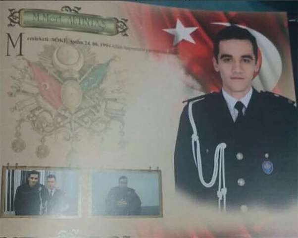 Mevlüt Mert Altıntaş, miembro de la policía turca, asesina a tiros a Andréi Karlov, embajador ruso en Turquía.