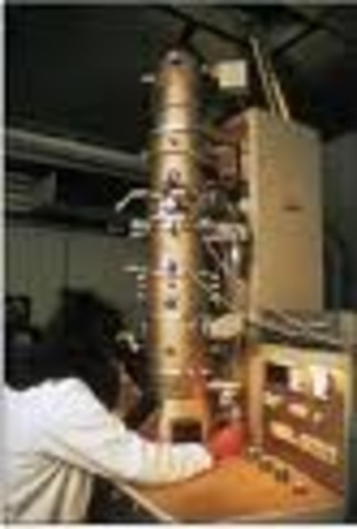 Primer microscopi electrònic