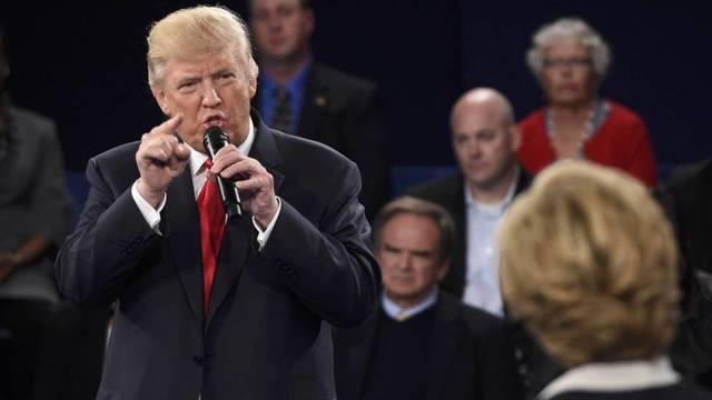 Trump resiste en el debate más tenso con Clinton