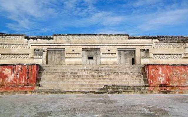 Los Zapotecas construyen Mitla