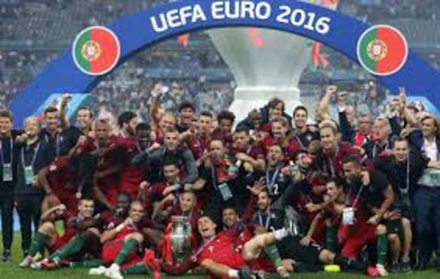 En París (Francia) Finaliza la Eurocopa 2016 y Portugal es Campeón por primera vez de Europa tras vencer 1-0 en la prórroga al anfitrión Francia.
