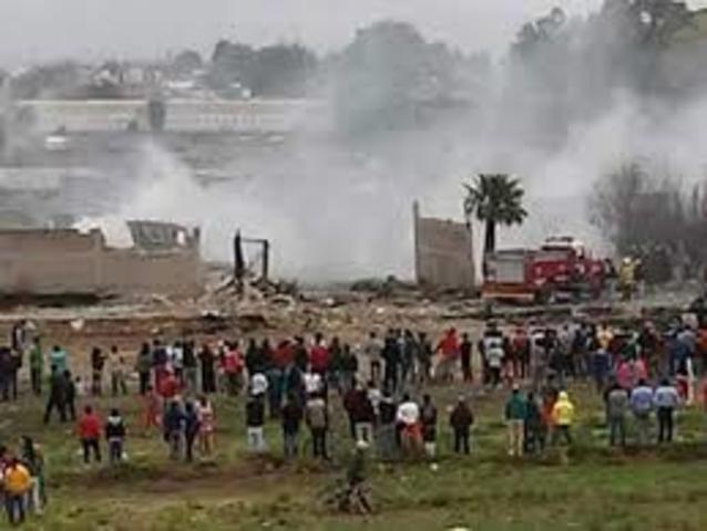 En Tultepec, Estado de México, una serie de explosiones en un mercado pirotécnico, provoca la muerte de 32 personas y mas de 70 heridos.