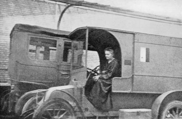 Marie Curie equipament i condueix les ambulàncies radiològiques per als soldats que estan al front.