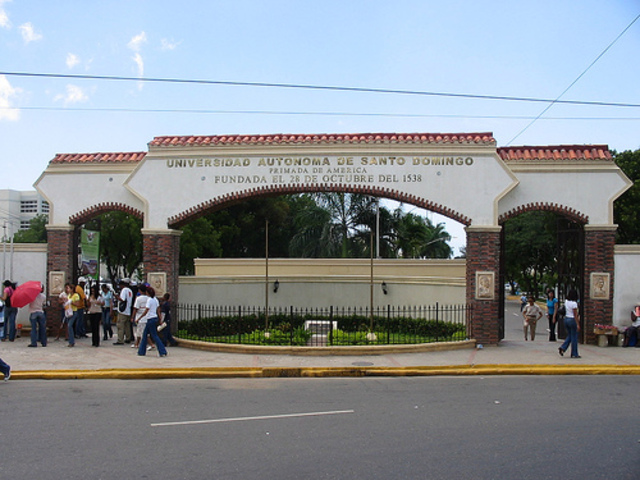 Fundación de la primera universidad en el nuevo mundo Universidad de Santo Domingo (R.D.)