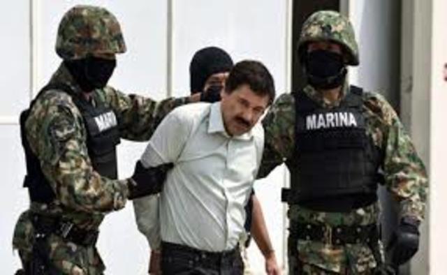 En la ciudad de Los Mochis (México), el narcotraficante Joaquín Guzmán Loera "El Chapo Guzmán" es capturado por tercera vez en un operativo de la marina mexicana después de la fuga el 11 de julio de 2015.