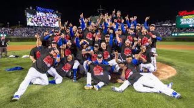 Los Chicago Cubs se coronan campeones en la Serie Mundial de Béisbol al conseguir su tercer título, después de 108 años.