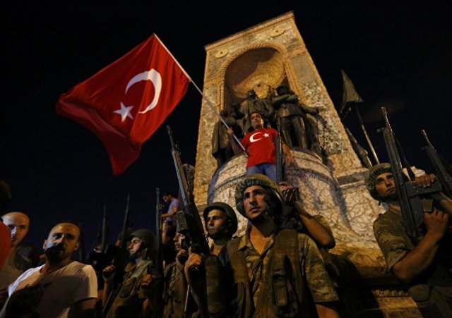 Ejercito de Turquía toma el poder