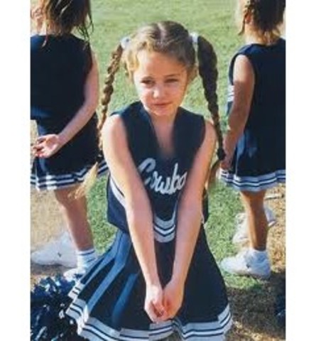 Antes de comenzar con el canto y la actuacion, fue una de las porristas de la escuela.