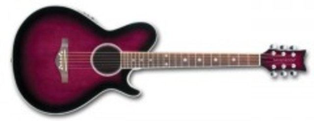 Su primera guitarra fue una Daisy Rock Guitar - la Stardust Series Acoustic Electric Pink Sparkle
