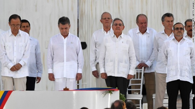 En Colombia, el gobierno y la guerrilla de las FARC-EP firman los acuerdos de paz en la ciudad de Cartagena.