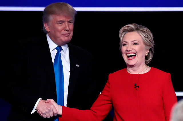 En Estados Unidos, se celebran elecciones presidenciales. Donald Trump derrota a Hillary Clinton.