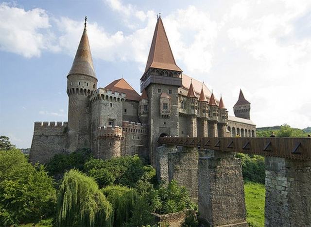 Kővárak építése