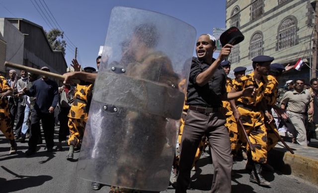 Yemen ~ Citizens come under heavy sniper fire and mortar fire from Police