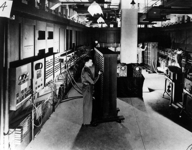 ENIAC DR. JOHN W. MAUCHLY Y JOHN PRESPER ECKERT, JR.
