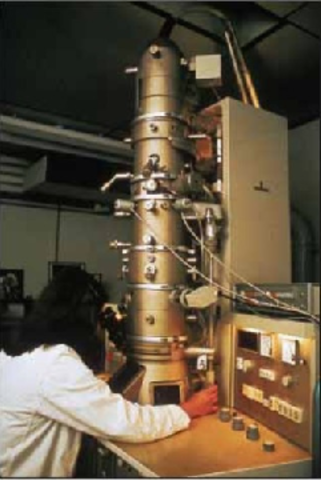 Primer microscopi electrònic