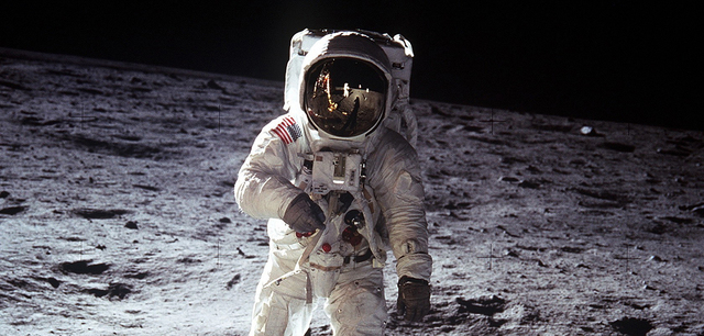 Hombre llega a la luna