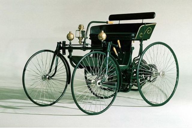 On  installe le premier moteur à quatre temps (celui de Daimler) sur une voiture à quatre places.