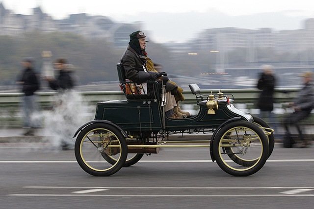 La création de la première voiture à pétrole