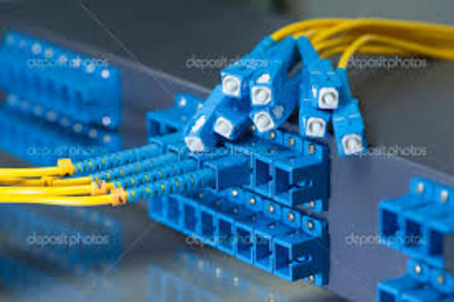Fibra optica y señal satelital.