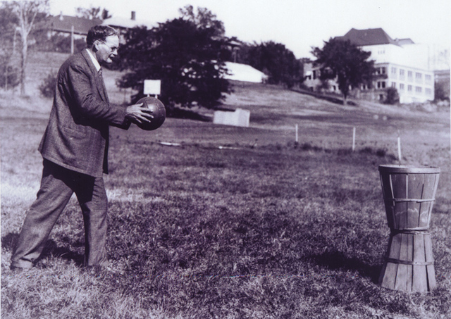 Nacimiento de James Naismith
