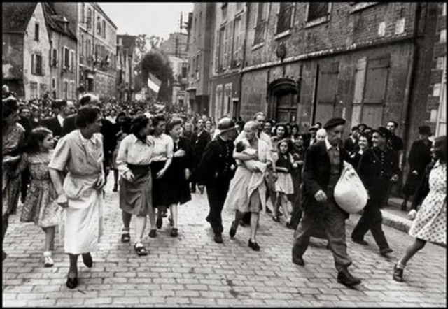 Femme tondue pour avoir eu un enfant d’un soldat allemand, Robert CAPA