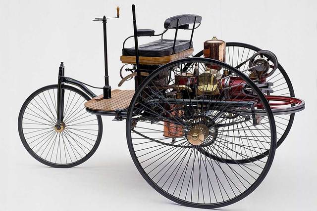 1ère automobile à 3 roues avec un moteur à explosion produite par Carl BENZ