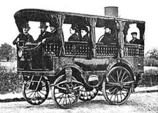 Amédée Bollée, un français, construit et vend un véhicule à vapeur pouvant aller jusqu'à 40 km/h.