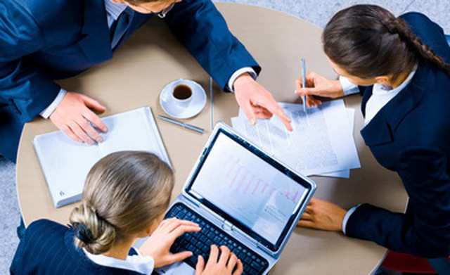 Conocer el Código Penal que deba de aplicarse al caso concreto.