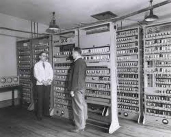 Maurice Wilkes y su equipo de la Universidad de cambridge en Inglaterra EDSAC