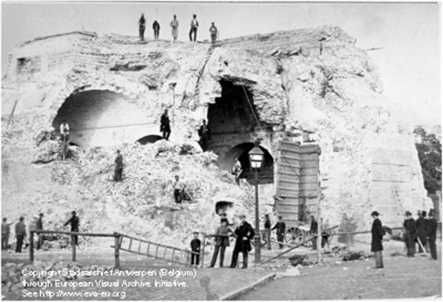 de stad groeit uit haar vesten