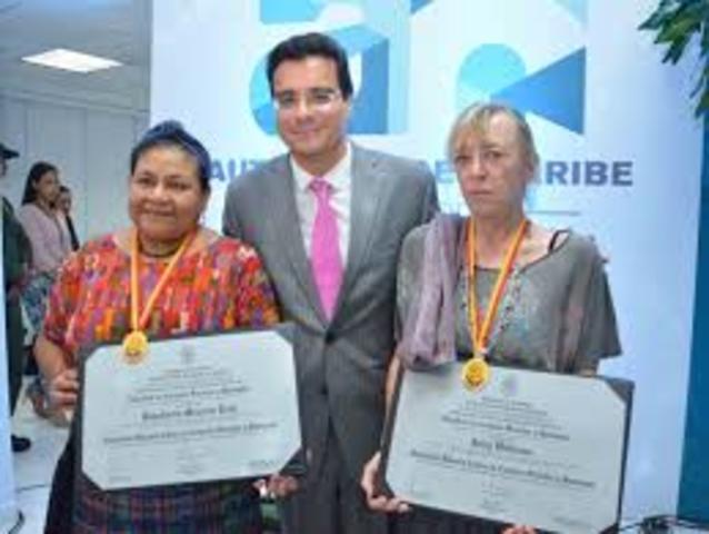 INVISTIERON DOCTORA"HONORIS CAUSA"DE MADRID 2001