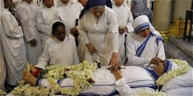 TERESA DE CALCUTA FALLECIÓ A LOS 87 AÑOS EL 5 DE SEPTIEMBRE DE 1997 A LOS 87 AÑOS