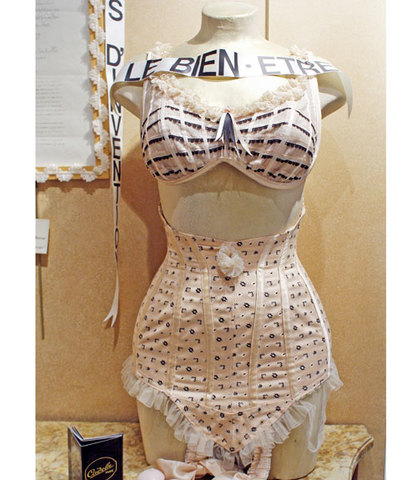 1869: El Corsé se Divide