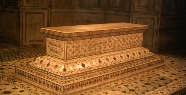 Jahangir dies