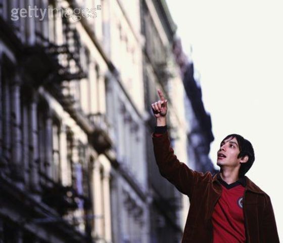 Tandem Eucleides, “Videsne illud aedificium, domine?” inquit.