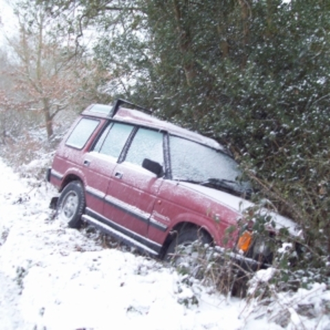 Raeda adhuc in fossā manebat, raedarius eam movere nōn poterat.