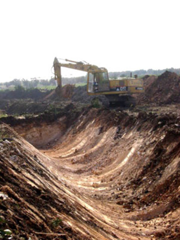 Raeda adhuc in fossā manebat, raedarius eam movere nōn poterat.