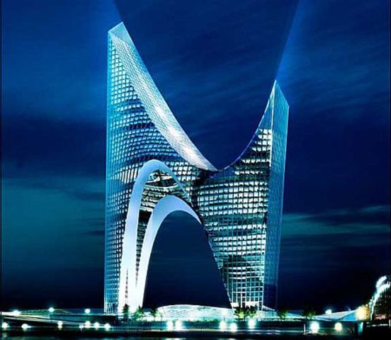 Tandem Eucleides, “Videsne illud aedificium, domine?” inquit.