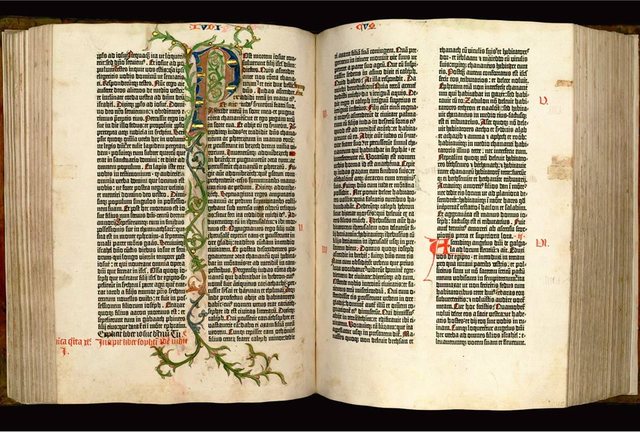 El primer libro que imprimió fue la biblia este invento permitió la difusión de textos masiva por primera vez en la historia.