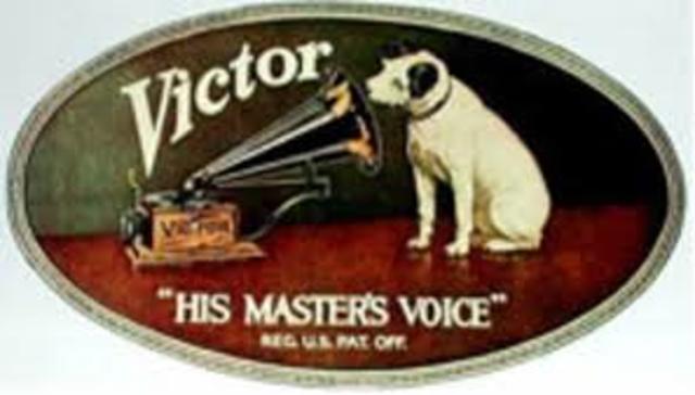 RCA Víctor incorpora en la mercadotecnia el primer logotipo-símbolo, el perro Nipper