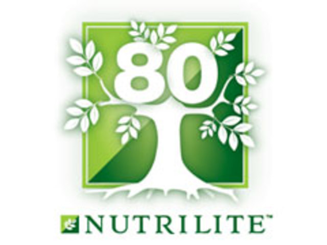 Carl Rehnborg practica por primera vez la venta multinivel al fundar su empresa Nutrilite
