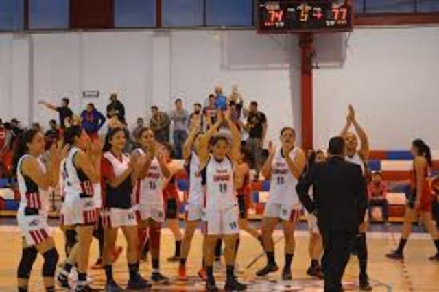 Se intenta crear sin ningún éxito un baloncesto femenino.