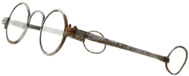 Edward Scarlett inventa el precursor de los brazos para los lentes