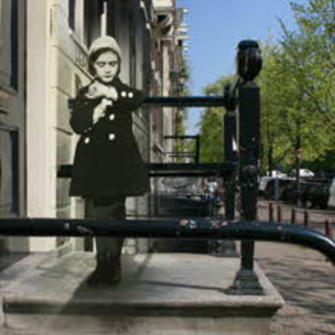 Giugno 1933, si trasferisce ad Amsterdam