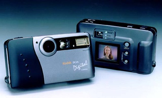 First digital camera that uses memory compact flash card