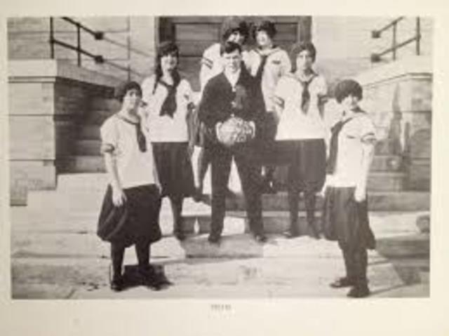 1898  nuevo reglamento femenino y balon de  cuero