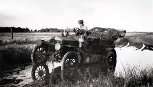 Raeda adhuc in fossā manebat, raedarius eam movere nōn poterat.