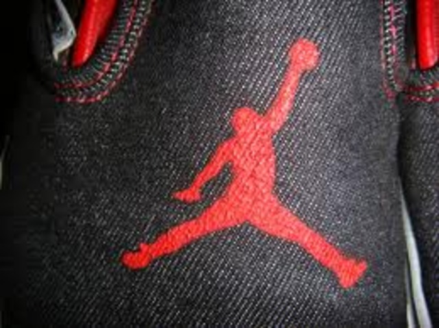 Nōndum lūcet, sed Cornēlia surgit et per vīllam ambulat.